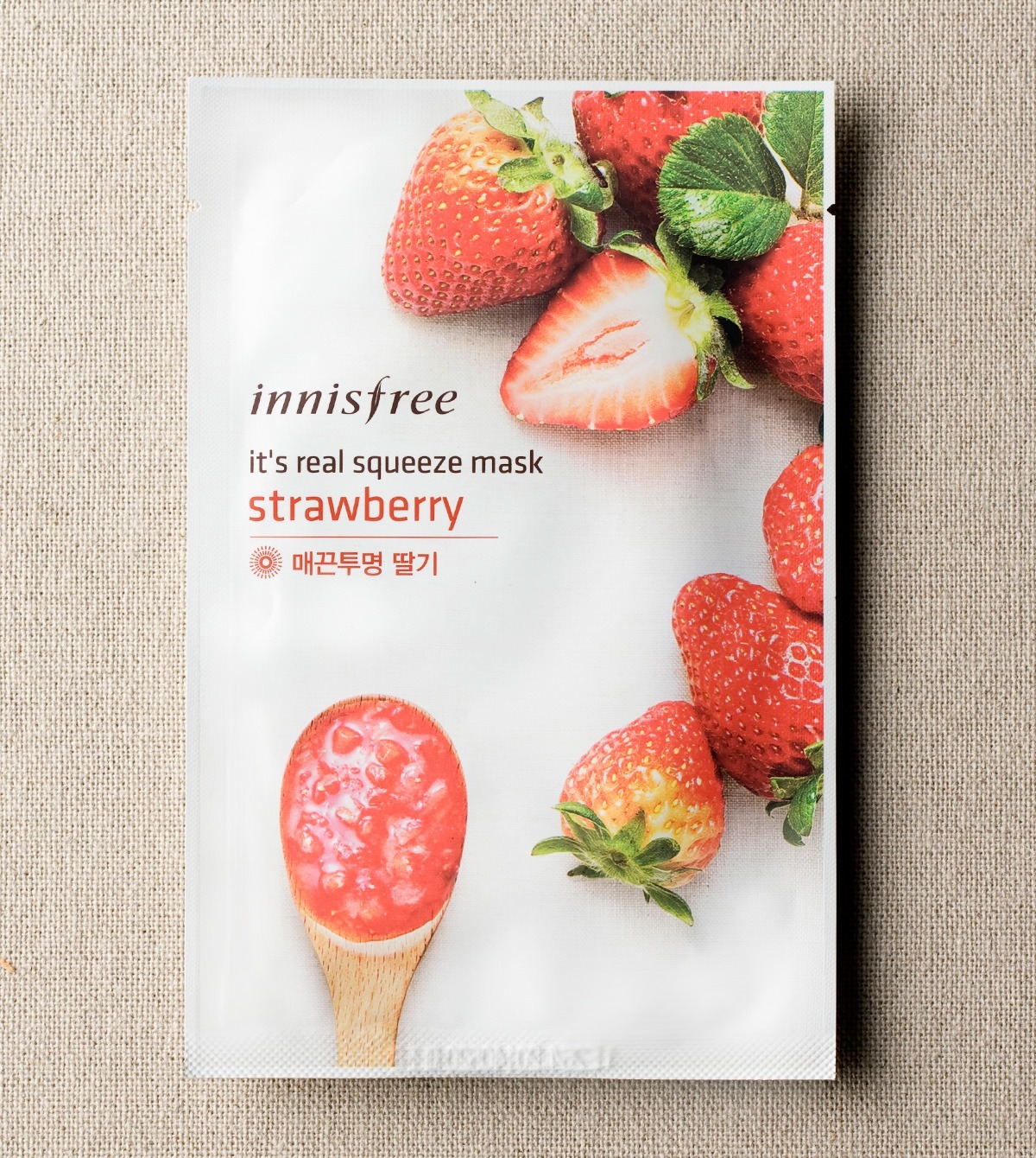 mat-na-dau-tay-duong-trang-da-cai-thien-tone-mau-da-innisfree-its-real-squeeze-mask-strawberry-1